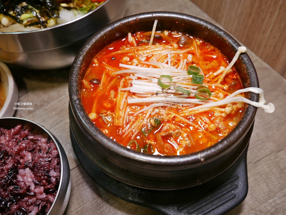 南京三民美食「韓喧」百元就有平價韓式料理，用餐時間經常客滿