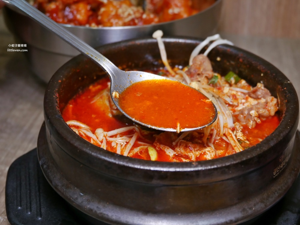 南京三民美食「韓喧」百元就有平價韓式料理，用餐時間經常客滿