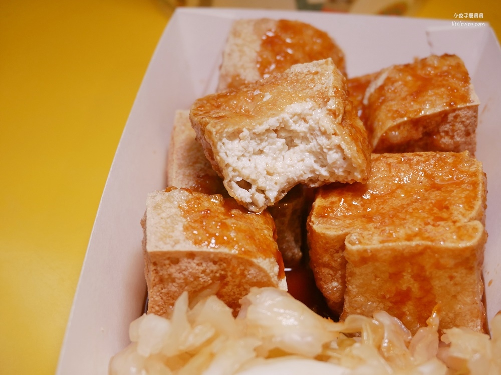 三峽小吃「民權小吃館麻辣臭豆腐炸臭豆腐」脆酥軟含汁，手作麻辣醬是亮點