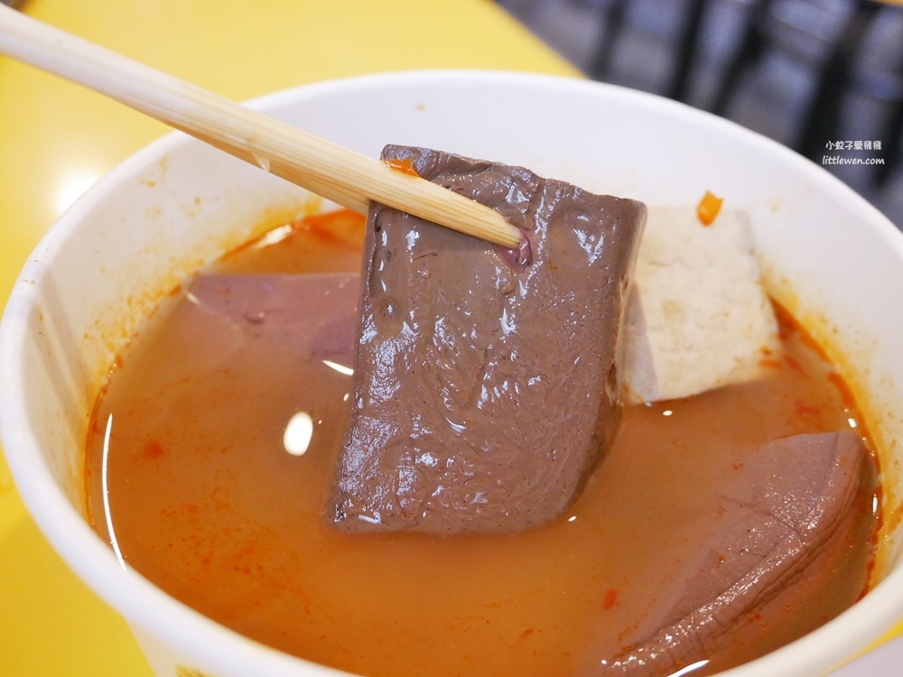 三峽小吃「民權小吃館麻辣臭豆腐炸臭豆腐」脆酥軟含汁，手作麻辣醬是亮點