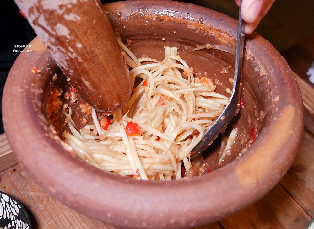 士林站美食「FB食尚曼谷」夜市裡低調的百年古蹟泰式料理 @小蚊子愛飛飛