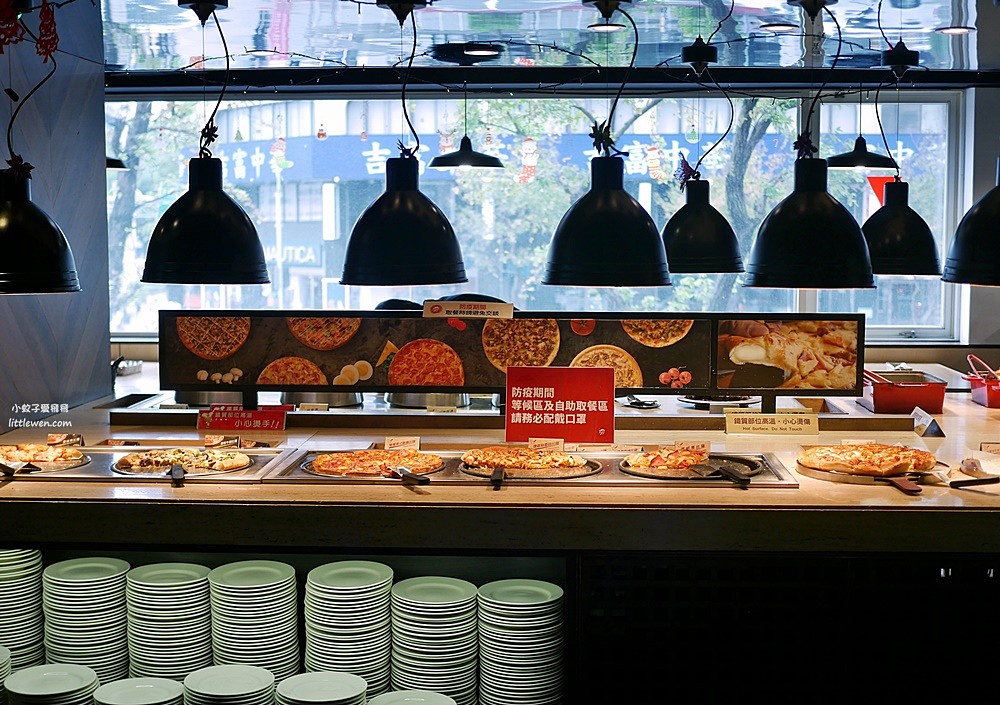 台北東區「Pizza Hut必勝客歡樂吧光復餐廳」BBQ烤雞13款披薩沙拉吧湯品甜點吃到飽 @小蚊子愛飛飛