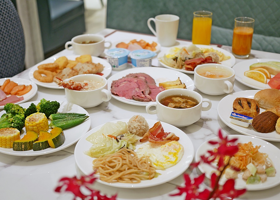 台北漢普頓酒店住宿早餐，竟然一大早就吃肋眼牛排龍蝦粥！ @小蚊子愛飛飛