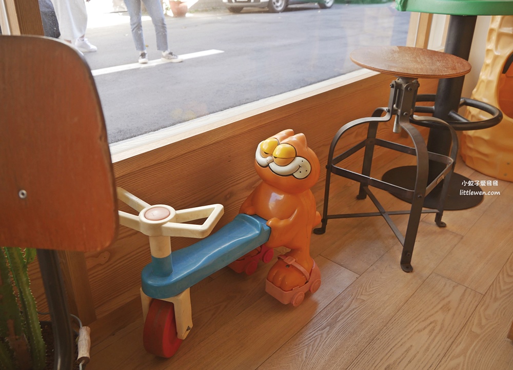 台北東門「Chicaca」由麥克雞塊而萌生玩具公仔特色咖啡店 @小蚊子愛飛飛