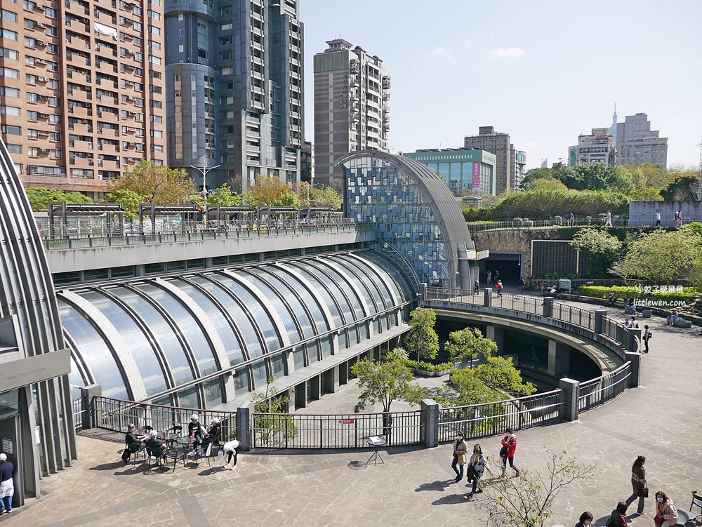 Metro Taipei x 路易莎聯名大安森林公園門市像極了歐洲街頭 @小蚊子愛飛飛