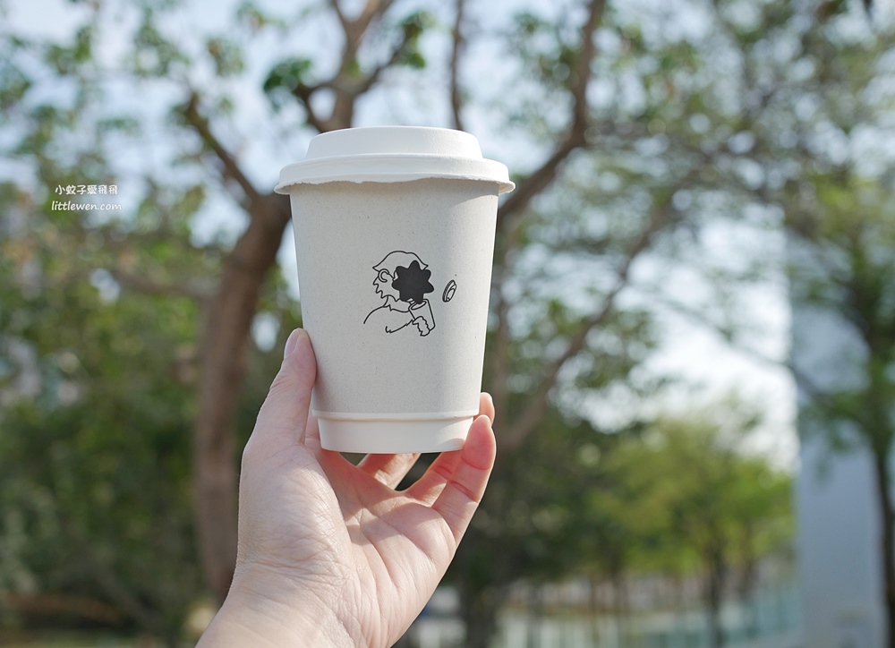 高雄鼓山「Akau Coffee 猻物咖啡內惟」藝術館純白綠意咖啡廳 @小蚊子愛飛飛