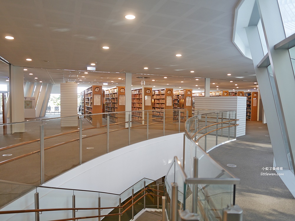 高雄市立圖書館總館，穿透樹海裡的綠建築 @小蚊子愛飛飛