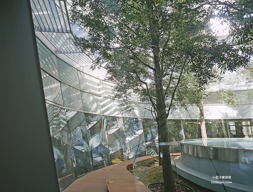 高雄市立圖書館總館，穿透樹海裡的綠建築 @小蚊子愛飛飛