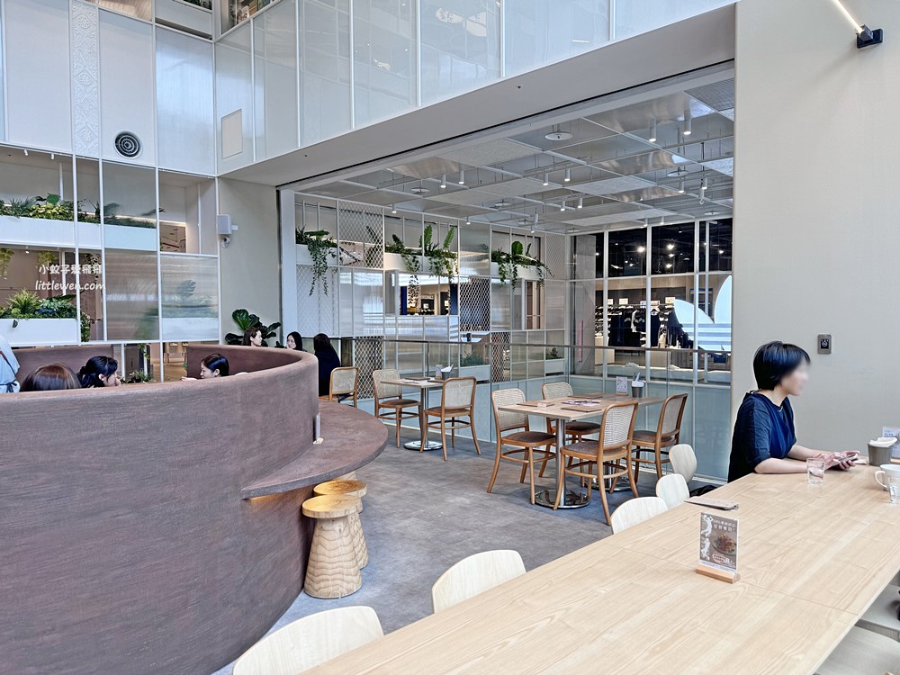 「勺日咖啡廳」忠泰樂生活店，餐飲選物複合式大地色系採光景觀佳