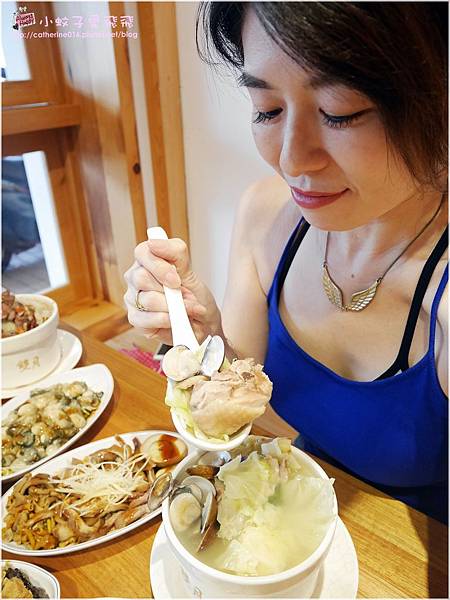 中和美食【雙月食品社-中和店】養生雞湯，新北米其林推薦Taipei Michelin guide @小蚊子愛飛飛