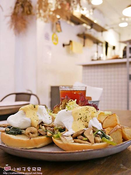 芝山站早午餐「Green Kitchen貳」被乾燥花圍繞大份量餐食，不收服務費CP值高 @小蚊子愛飛飛