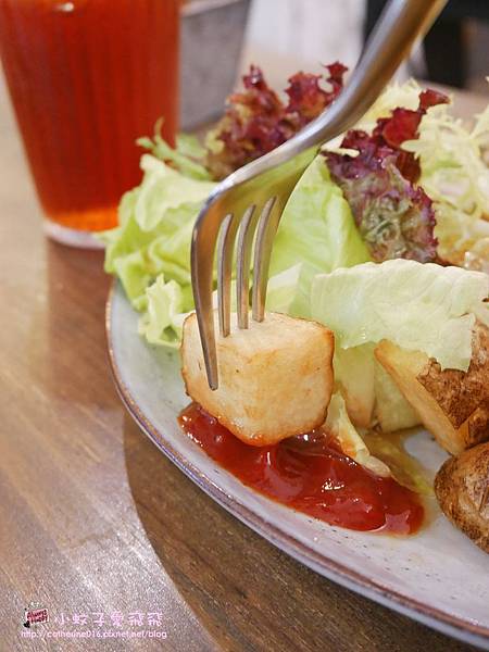 芝山站早午餐「Green Kitchen貳」被乾燥花圍繞大份量餐食，不收服務費CP值高 @小蚊子愛飛飛