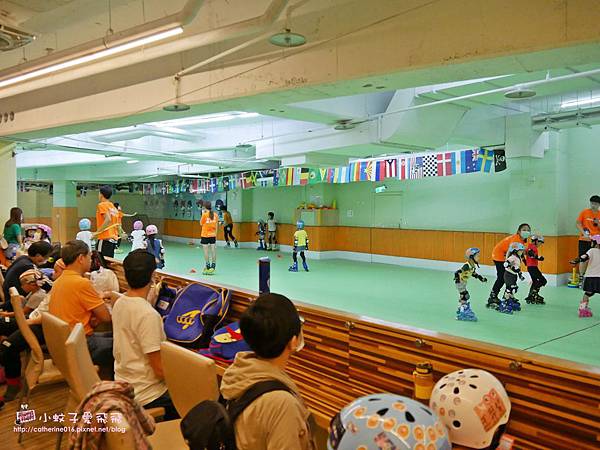 內湖「環球兒童運動學院」台北室內直排輪課程，不受烈陽雨淋、會員免預約、無固定、任選上課 @小蚊子愛飛飛