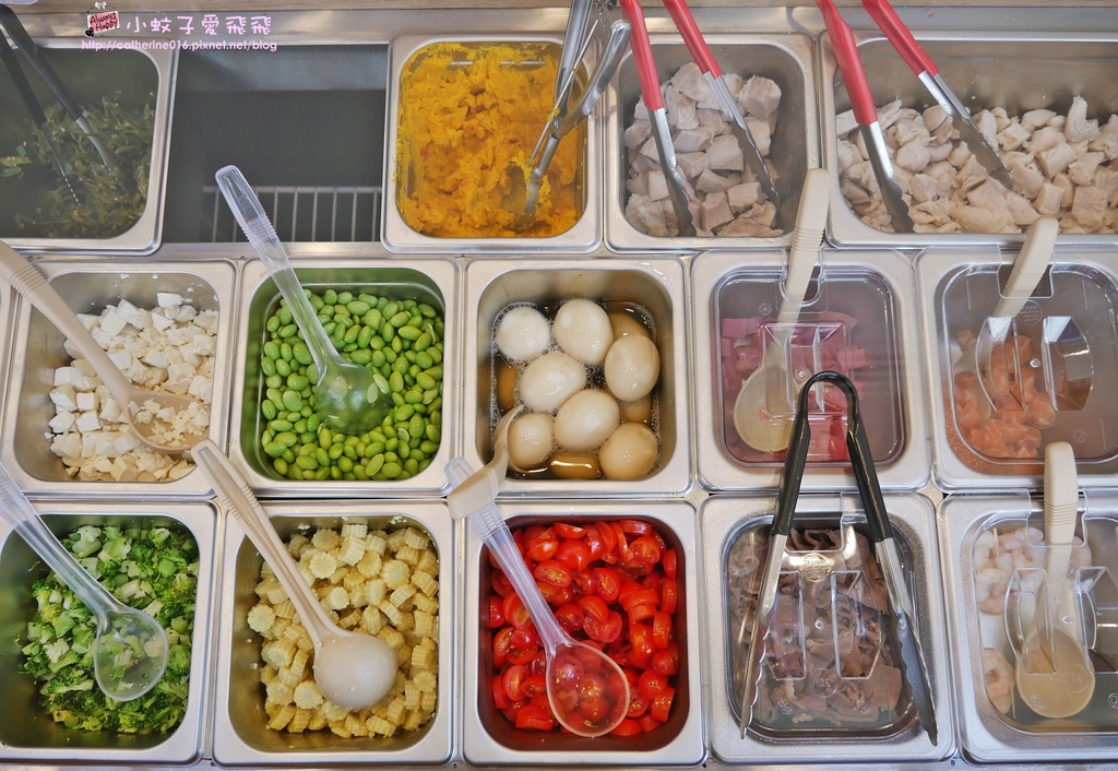 板橋健康餐盒「MABO POKE夏威夷沙拉拌飯」豐富食材蛋白質自由搭配，清爽營養有飽足感 @小蚊子愛飛飛
