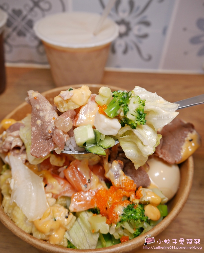 板橋健康餐盒「MABO POKE夏威夷沙拉拌飯」豐富食材蛋白質自由搭配，清爽營養有飽足感 @小蚊子愛飛飛