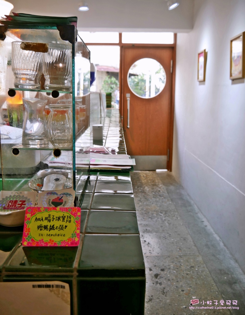 板橋江子翠「晴子冰室」刨冰甜湯台式昭和風潮店，幸運的話有店貓坐陪 @小蚊子愛飛飛