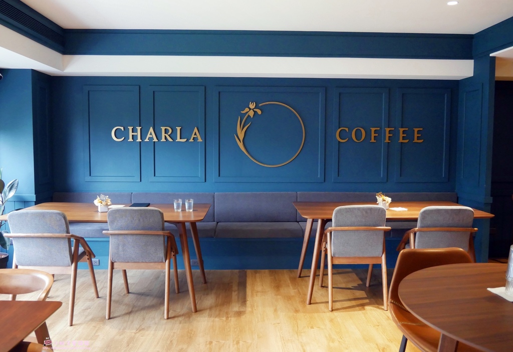 三峽北大美食「Charla Coffee」孔雀藍下的咖啡、植物與音樂魂 @小蚊子愛飛飛