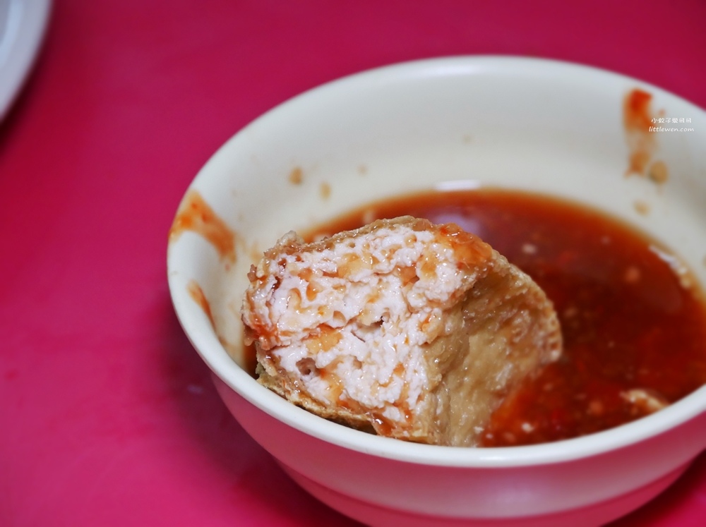 三峽黃昏市場美食「阿花臭豆腐」逾30年在地人的隱藏版小吃 @小蚊子愛飛飛